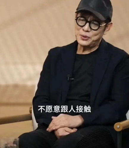 李连杰变得害怕人群。